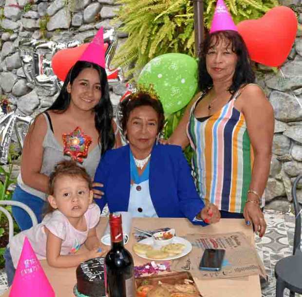 En un almuerzo en Asados Chavita celebraron a Edi Trejos, Ilona Coral Arboleda Castañeda, Carolina Castañeda Cruz y Gloria Marin