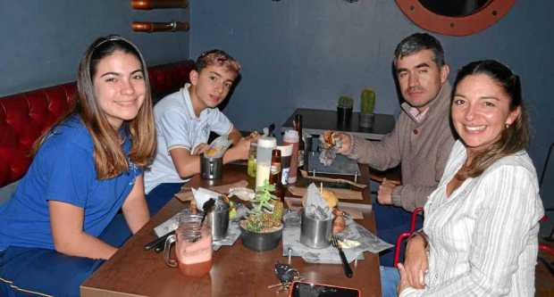María Camila Arias Castellanos, Nicolás Arias Castellanos, Francisco Arias Gómez y Juanita Castellanos de Castro.