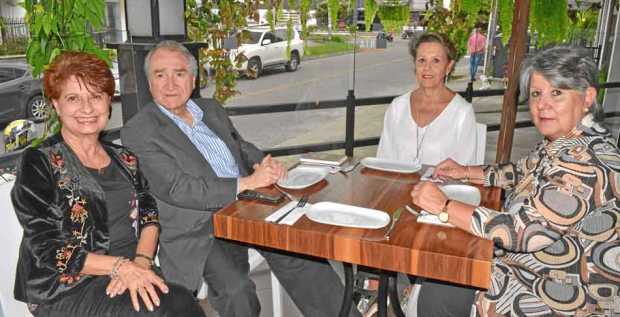 Luz María Pinzón Gómez, Ómar Yepes Alzate, Juanita Arango Pinzón y Clemencia Ocampo Escobar.