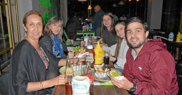 Piedad Montoya Gómez, Gladys Ospina Álvarez, Daniela Uribe Ospina, Carolina Uribe Ospina y Daniel Ossa Aristizábal.