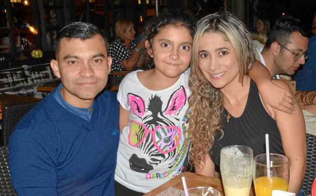 Sergio Olarte, Isabela Ramírez Giraldo y Paulina Giraldo Murillo se reunieron en una comida en Buffalo Republic.