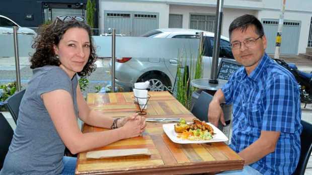 En el restaurante Patacrock se reunieron los esposos Martina Schifer y Mauricio Marín.