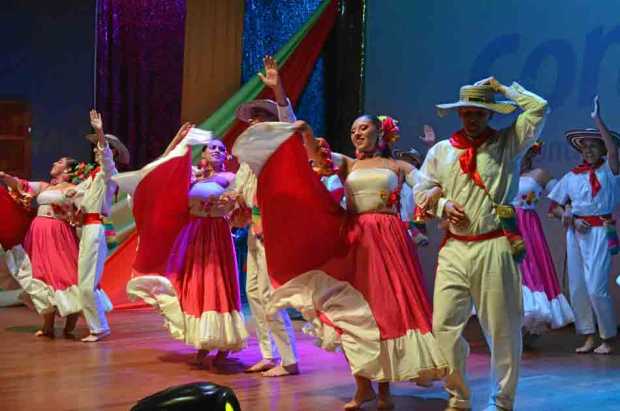 La agrupación Renacer Folclórico, de Manizales, fue la invitada a la presentación de las danzas de la región Atlántico.