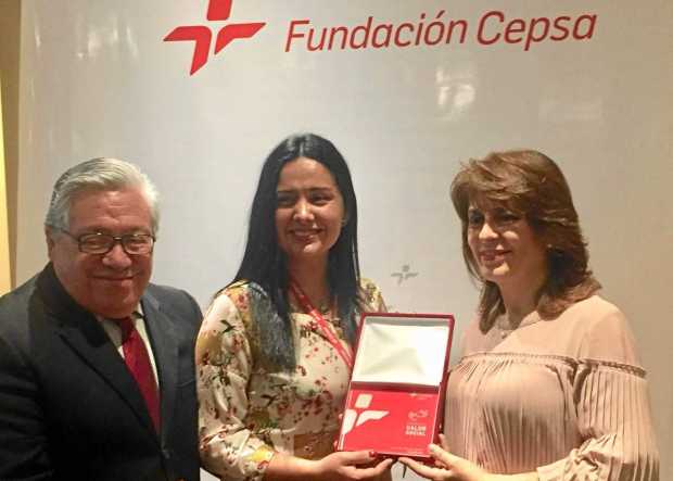 Germán Espinoza, Martha Lozano y Mónica Giraldo Mejía, quién recibe el premio.