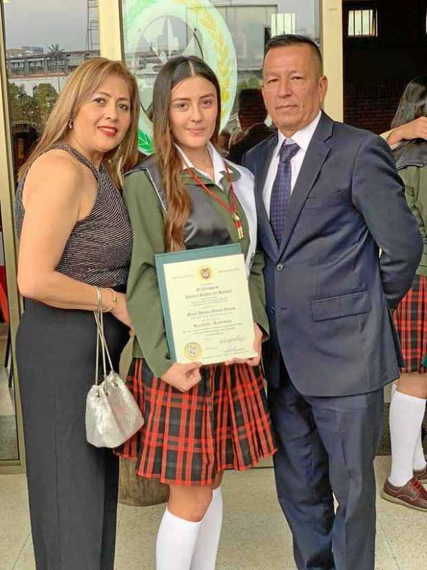 El colegio Nuestra Señora del Rosario concedió el grado de Bachiller a María Antonia Orozco Orozco,  quien aparece acompañada de