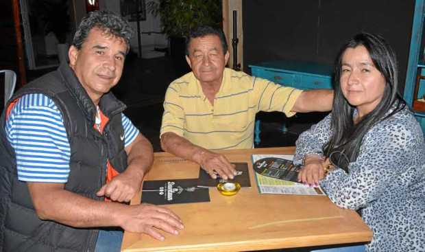 Miguel Ángel Ospina Vélez, Carlos Arroyave Martínez y Claudia Patricia Arroyave Franco se reunieron para una comida familiar. 