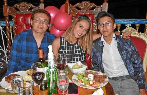 Andrei Jaramillo Alfonso y Dayana Lugo Ostos en compañía de su hijo, Ángel.