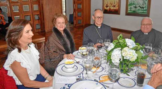 Inés de la Cruz Arbeláez Hoyos, Ligia Sierra de Alzate y los monseñores Gonzalo Restrepo Restrepo y Horacio Gómez Orozco.
