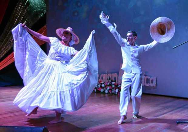 Los bailarines del conjunto Renacer Folclórico. 