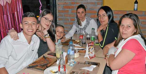 En la imagen: Juan Manuel Acevedo Vélez, Fernanda Cubillos Alzate, Esteban Giraldo Cubillos , Yaneth Téllez , Alejandra Cubillos