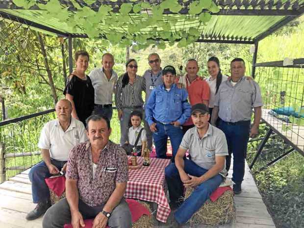 Jaime Alfonso López Jaramillo, de camisa estampada, en compañía de amigos. 