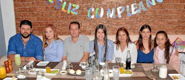 Sebastián Gómez Castaño, Lady González García, Yilén García García, Ximena García González (homenajeada), Esther González Holguí