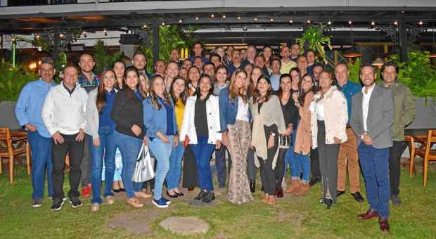 Grupo de empleados de Honda Autos.