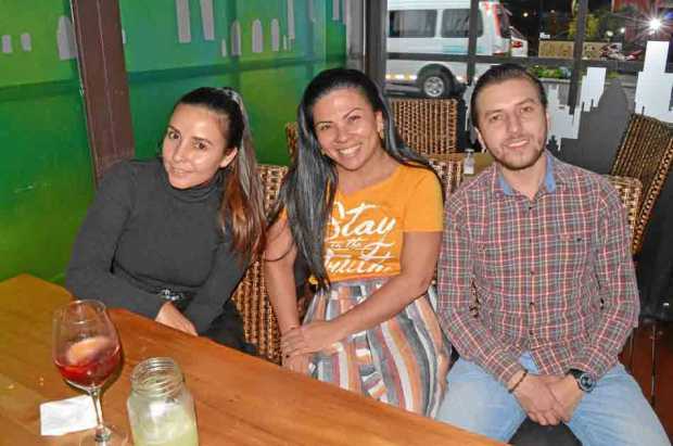 Luisa Carvajal Giraldo en compañía de Carolina Tabares Velásquez y Juan Pablo Ceballos Ramírez. El festejo fue en el restaurante
