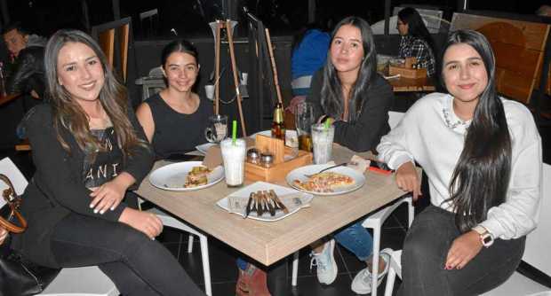 Alejandra Gómez Murillo festejó con una cena en el restaurante Urban. La acompañaron Dayan López Valderrama, María Fernanda Bolí