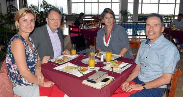 Un grupo de amigos se reunió en el Club Manizales para almorzar. A la reunión asistieron Alexa Morales Correa, Ómar Darío Cardon