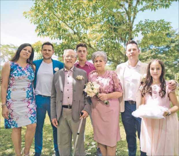 Ernesto Quintero Gil y Mariela Parra Arroyave, celebraron en la sede del Club Campestre de Manizales acompañado de sus hijos y n