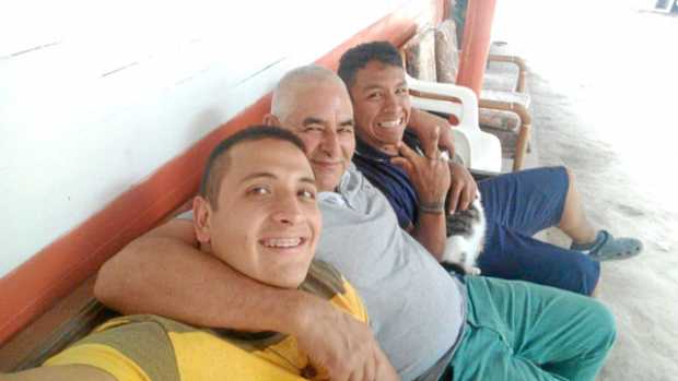 Jorge Patiño Hoyos en medio de sus hijos Jorge y Julián Patiño Gallego. 