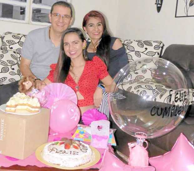 Alejandra acompañada por sus padres. 