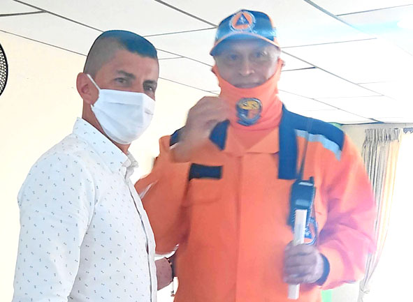Concejal Benicio Ríos y Giovanny Vanegas, líder de la Defensa Civil de Pácora. 