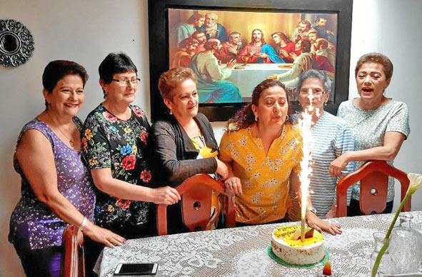 Foto / Cortesía / LA PATRIA Marta Lucía, Oliva, Alba Lida, Claudia María (homenajeada), Lucila y María Teresa Molina Toro.