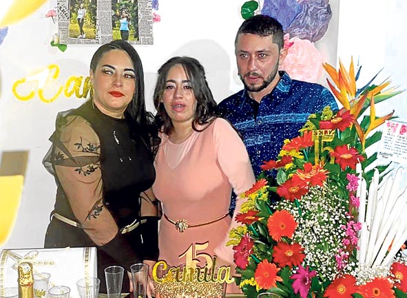 Catherine Ramírez, María Camila González Ramírez (homenajeada) y Sergio Leonardo González Álvarez.