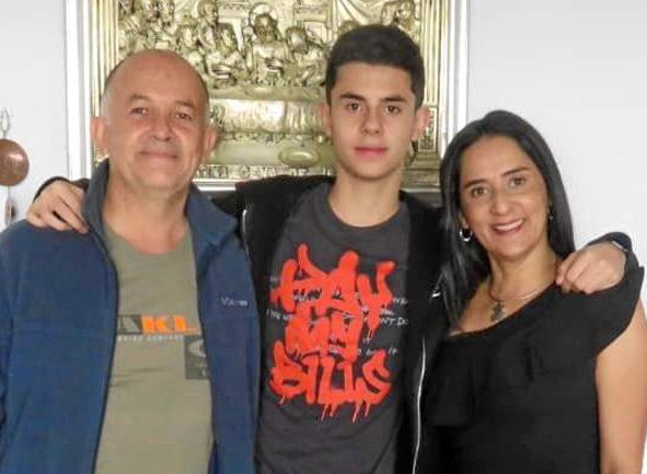 Foto / José Fernando Tantagrife / LA PATRIA Juan Carlos López Arroyave, Juan José López Navarrete (homenajeado) y Diana Navarret