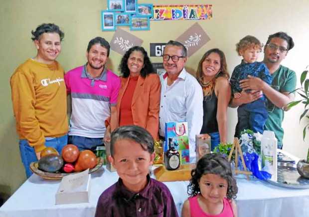 Fotos / Cortesía / LA PATRIA José Pompilio Menjura y su familia.