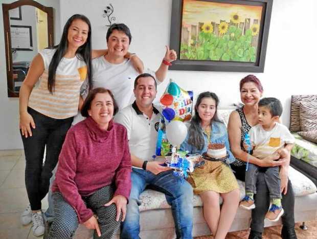 Foto | Cortesía | LA PATRIA Dany Alejandro Ocampo Yela en compañía de su familia.