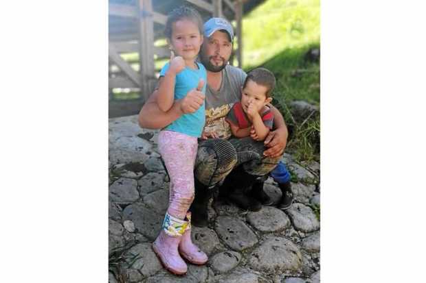 Weimar Gómez y sus hijos Anyi Rocío y David Gómez Castro.