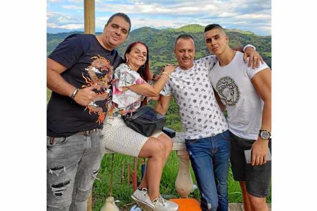 Carlos Arturo Toro Giraldo con su esposa, Martha Cecilia Ramírez Castro, y sus hijos, Carlos Arturo y Juan Mateo Toro Ramírez.