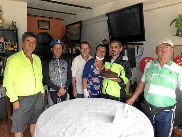 El festejado rodeado de familiares y amigos.