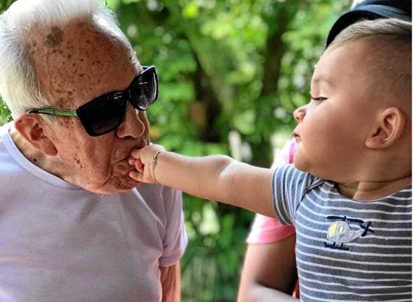 Gustavo Gonzalez González al lado de su bisnieto MartínCastillo.
