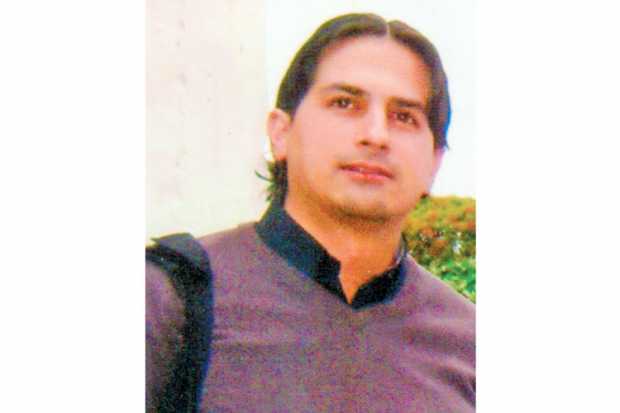 DÉCIMO ANIVERSARIO INGENIERO ROBINSON CARDONA OSPINA Querido hijo, a pesar del tiempo, cómo sentimos tu ausencia, siempre te lle