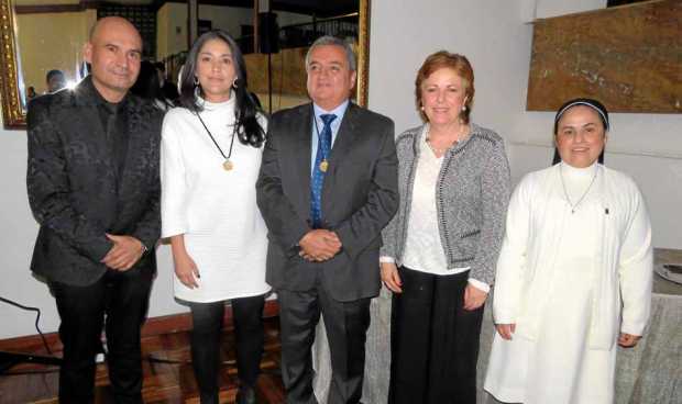 Carlos Arturo Cardona Bedoya y Luz Ángela López Ríos, en representación del centro comercial Sancancio;recibieron la medalla Hon