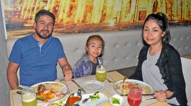 Rubén Soto Castaño, Valeria Soto Gil y Claudia Gil Berrío, cenaron en familia en el restauramte Spago.