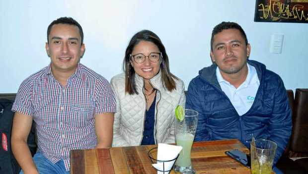 Ricardo Grisales Franco, Alejandra Giraldo Jaramillo y Eder González Valencia compartieron en el restaurante Patacrock.