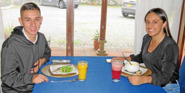 Para celebrar el cumpleaños de Brayan Rivera Salgado su novia, María Carolina Muñoz Alarcón, ofreció un almuerzo en L`Atelier.