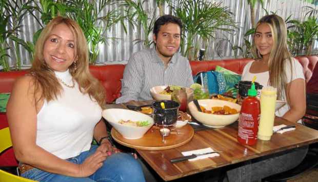 También en La Patatería Alba Cecilia Becerra Bolivar le celebró un año más de vida a Sebastián Marín Becerra junto con Valentina