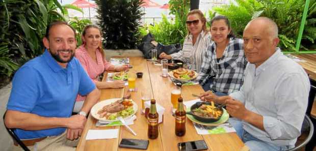 Gabriel Ramírez Tobón, Paola Macias Cañón, María José Bernal Zuluaga, Sofía Luna Bernal y Orlando Luna Hernández almorzaron en C