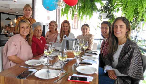 Pilar Meza Botero, Luz Ángela Meza Botero, Graciela Botero de Meza, Claudia Meza Botero, Beatriz Meza Botero, Camila Alzate Meza