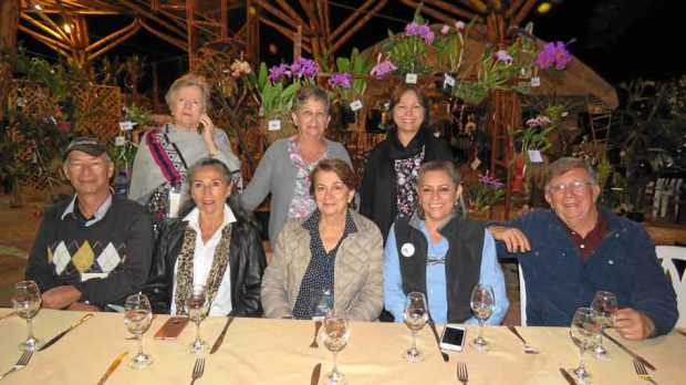 Himer Holguín González, María Muñoz, Suaad Atuf Nader, Patricia Recio Vélez y Germán Villegas Romero. De pie: Lucero de Tenorio,