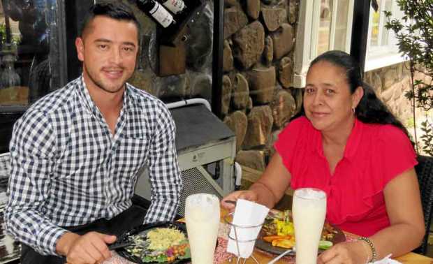 Eduard Gallego Agudelo celebró el cumpleaños de su mamá, Maria Teresa Agudelo, en Buffalo Republic.