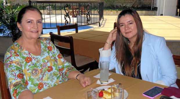 Luz Estella Aristizábal Ruiz y Catalina Ortiz Aristizábal almorzaron en el Club Manizales, sede Centro.