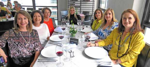 Gloria Matilde Castro Rincón, Vivian Jozame Amar, Katya Jozame Amar, Juliana Arango Castro (homenajeada), Doris Gómez Mejía, Mar