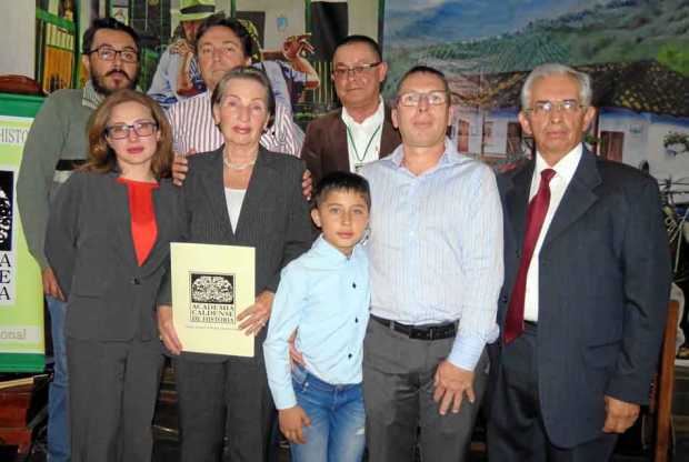 Atrás: Andrés Eugenio Arbeláez Duque, Fernán Arango Estrada (hijo) y Ángel María Ocampo Cardona. Adelante: María Paula Arango Es