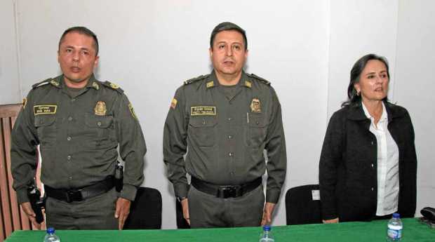 Coronel Raúl Vera Moreno, comandante de la Policía Metropolitana de Manizales; brigadier general Fredy Alberto Tibaduiza Niño, c