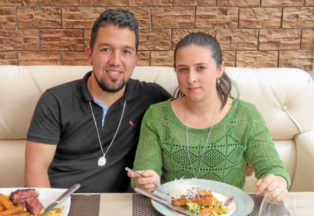 Andrés mauricio Giraldo Cifuentes celebró el cumpleaños de se esposa Yarledy Muñoz Giraldo en el restauranté L’ Angevin.