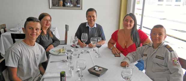 Andrés Felipe Nieto Franco, Alba Lucía Nieto Vélez, Carlos Andrés Nieto Nieto, Paola Franco Gómez (homenajeada) y Alejandro Niet