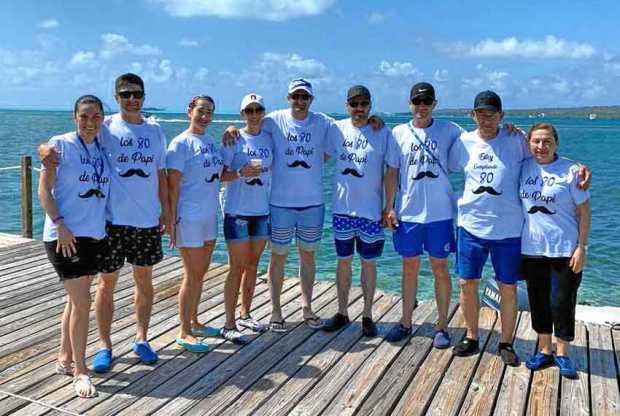 Arnaldo, el segundo de derecha a izquierda, posa con su familia. 